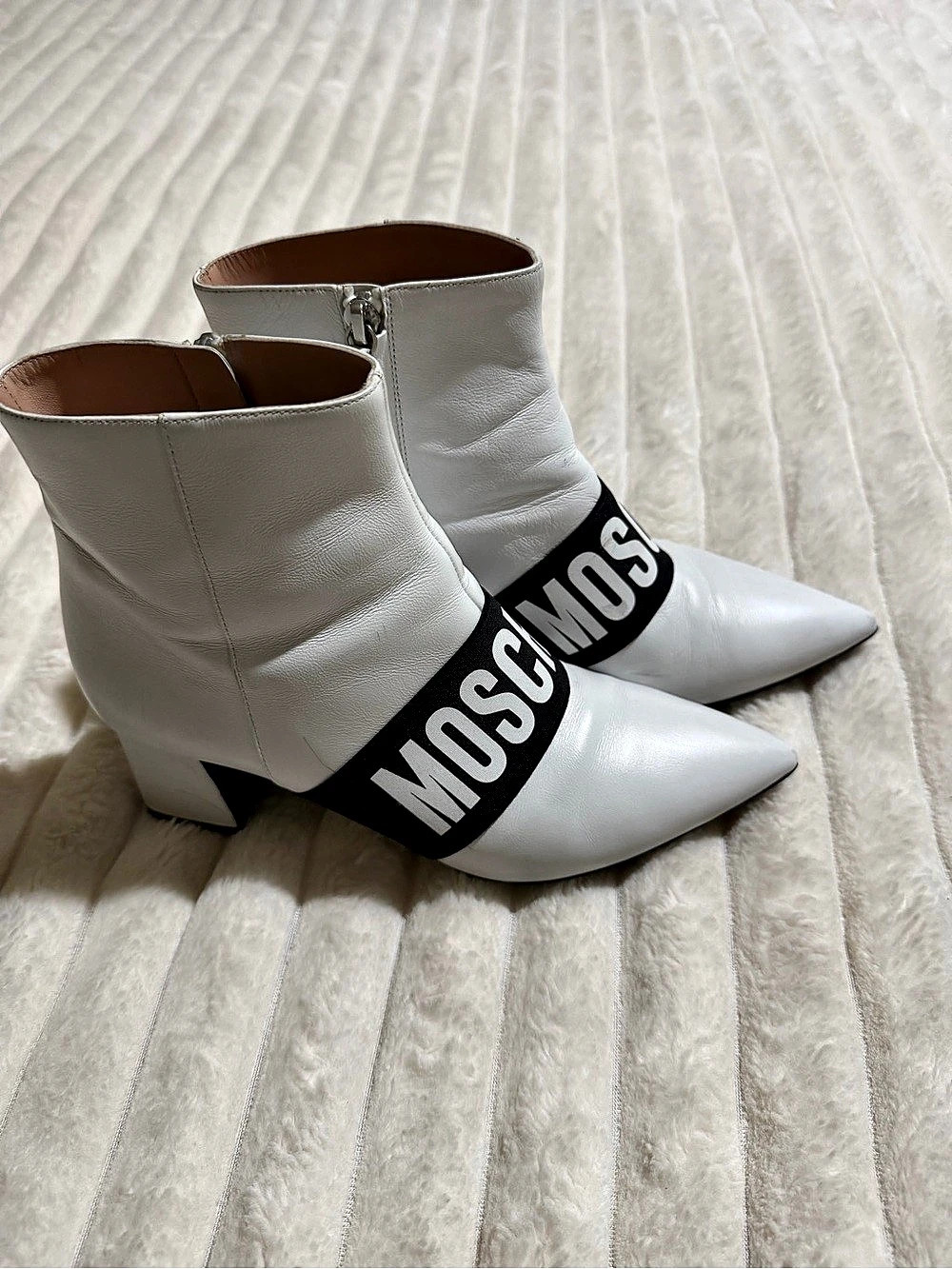 Moschino Logo Band Pointed-Toe Ankle Boots White & Black genuine leather